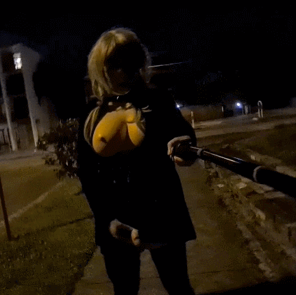 Sissy Bimbo Yoğun Bir Yolda Halka Açık Yanıp Sönüyor
